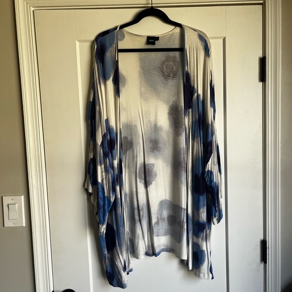 Blue and White Floral Kimono - Picture 3 of 4